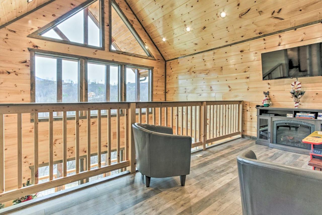 Вилла Smoky Mountain Hideaway With Hot Tub, Deck And Views! Гатлинбург Экстерьер фото