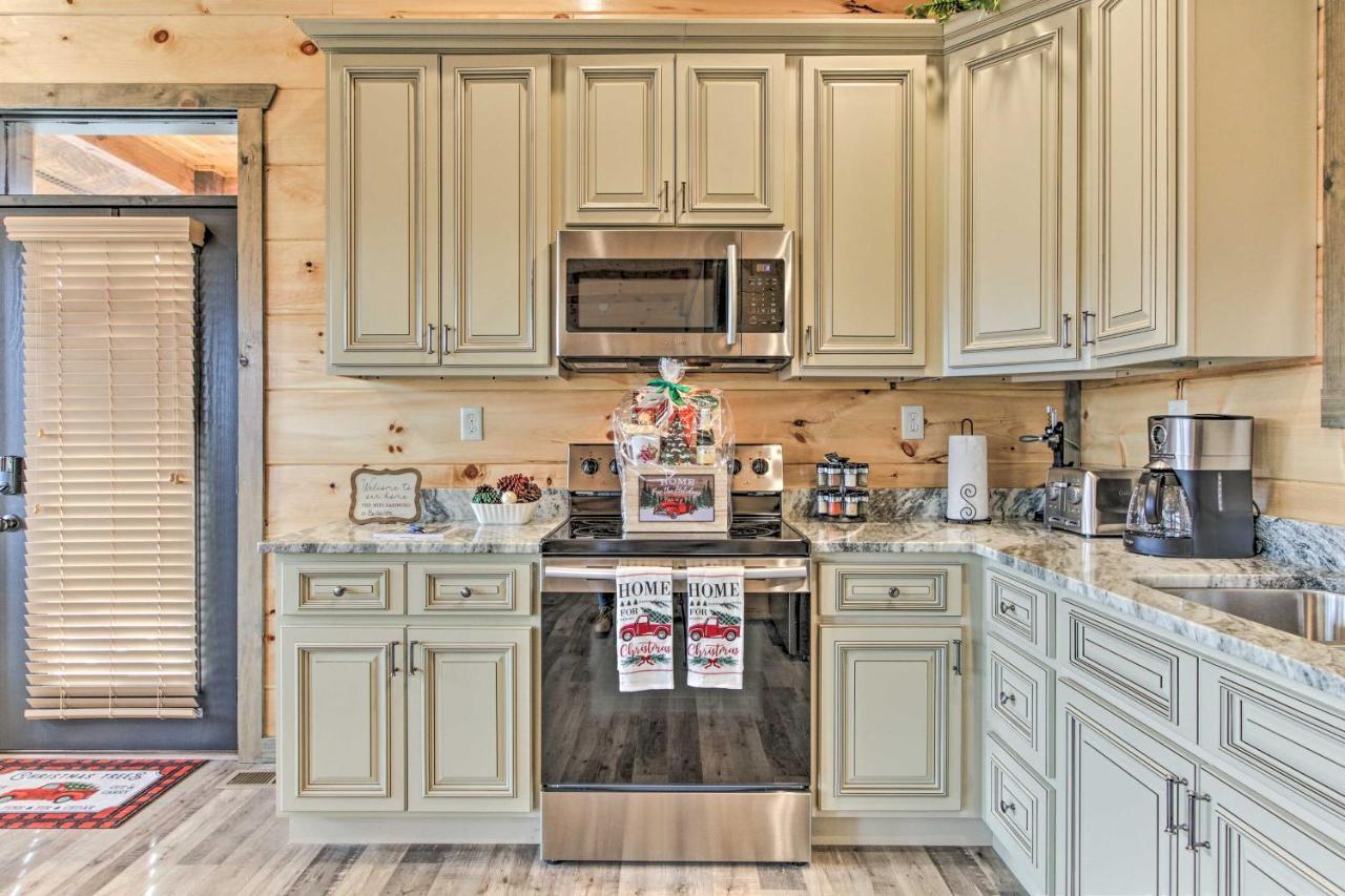 Вилла Smoky Mountain Hideaway With Hot Tub, Deck And Views! Гатлинбург Экстерьер фото