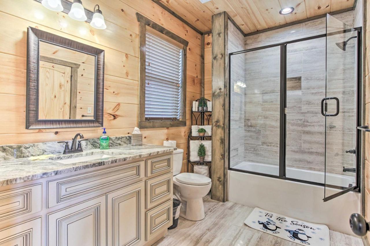 Вилла Smoky Mountain Hideaway With Hot Tub, Deck And Views! Гатлинбург Экстерьер фото